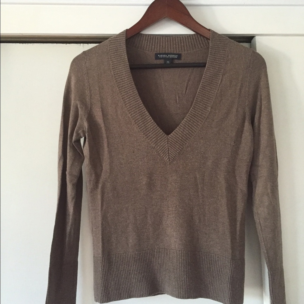 Banana Republic Women's V-Neck Sweater in Light Brown